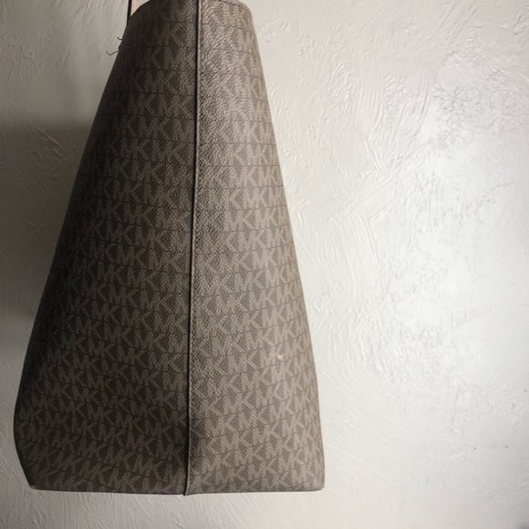 Michael Kors Signature Bag - Picture 4 of 5